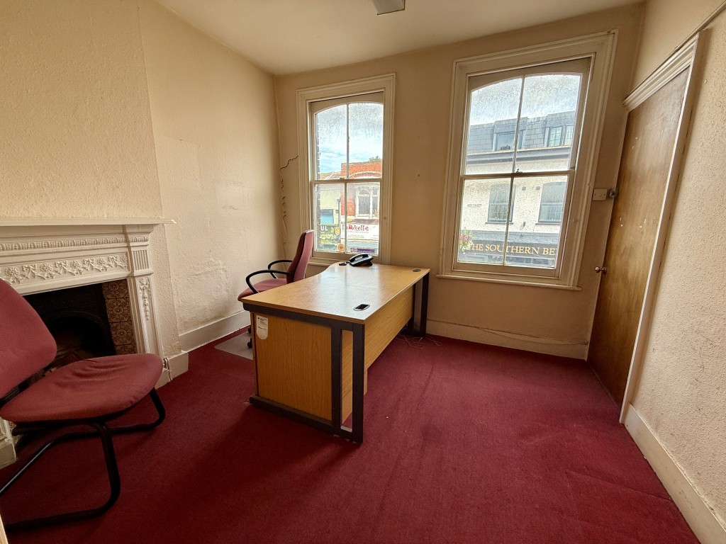 Lot: 109 - FREEHOLD PROPERTY IN TOWN CENTRE WITH POTENTIAL - First floor room two